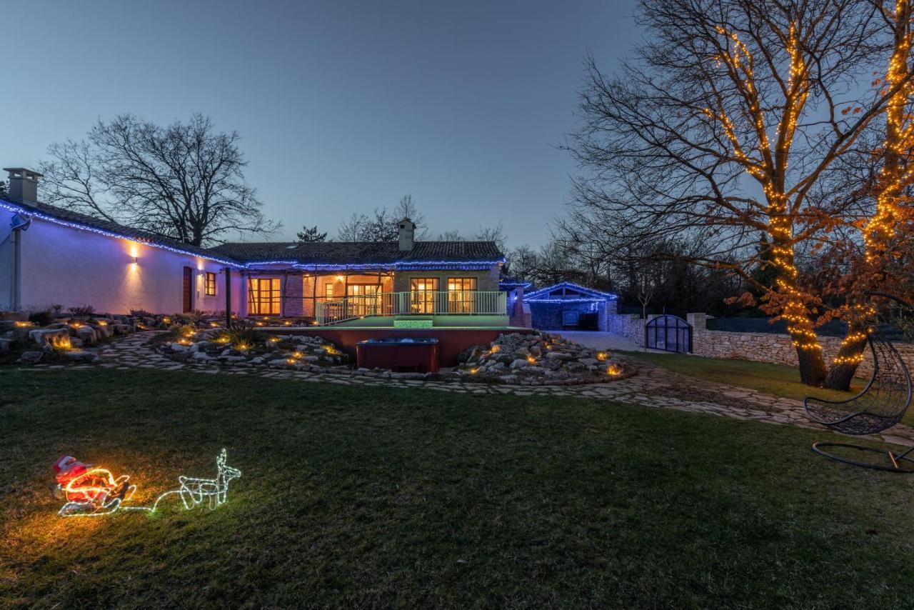 Family Villa Lipica With Private Pool And Jacuzzi Pazin Eksteriør bilde