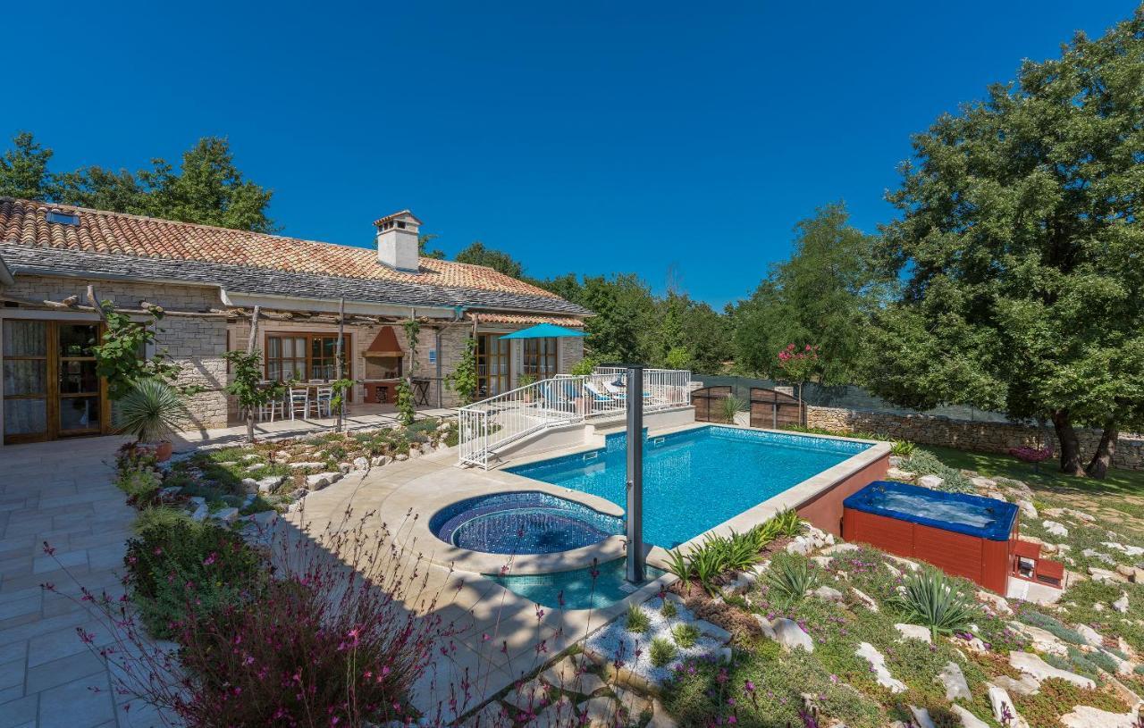 Family Villa Lipica With Private Pool And Jacuzzi Pazin Eksteriør bilde