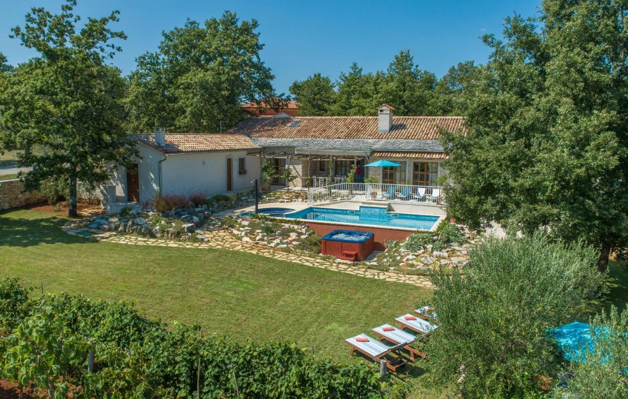 Family Villa Lipica With Private Pool And Jacuzzi Pazin Eksteriør bilde