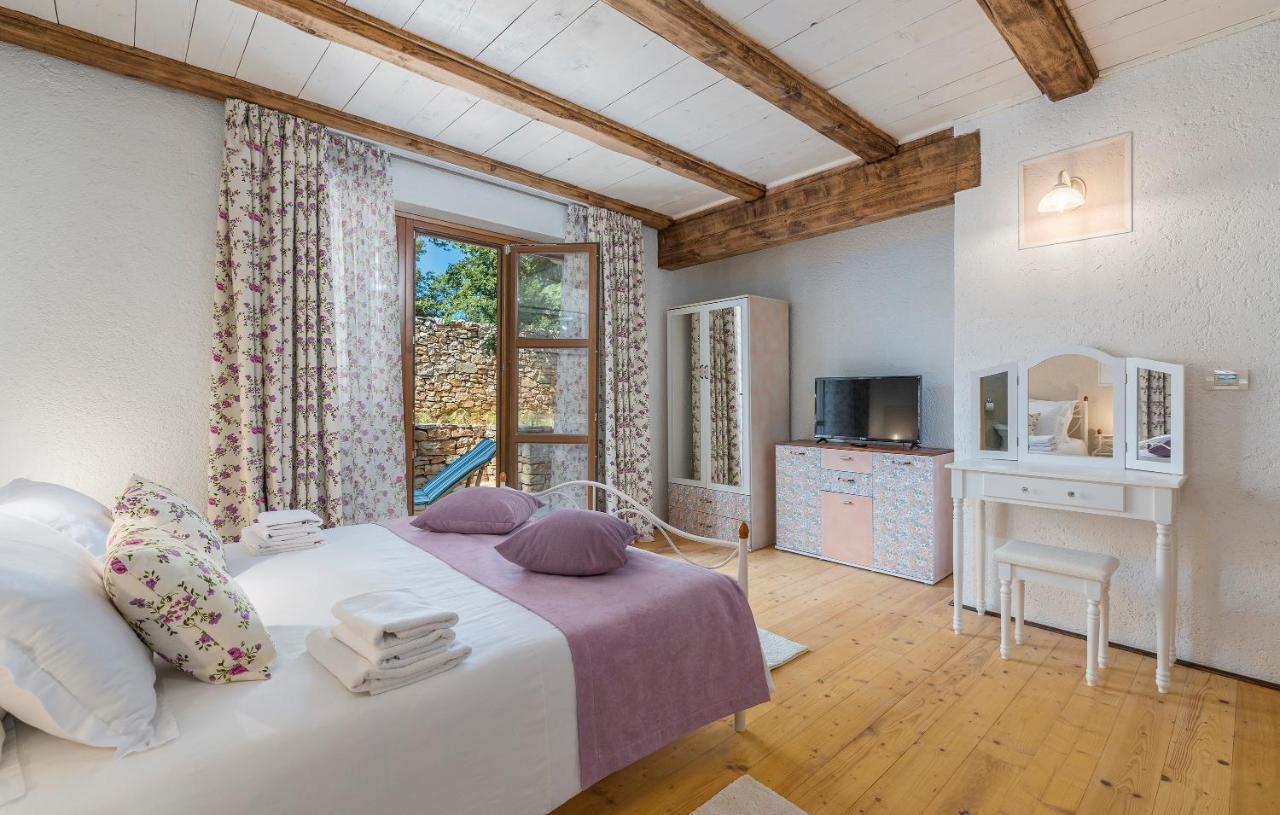 Family Villa Lipica With Private Pool And Jacuzzi Pazin Eksteriør bilde